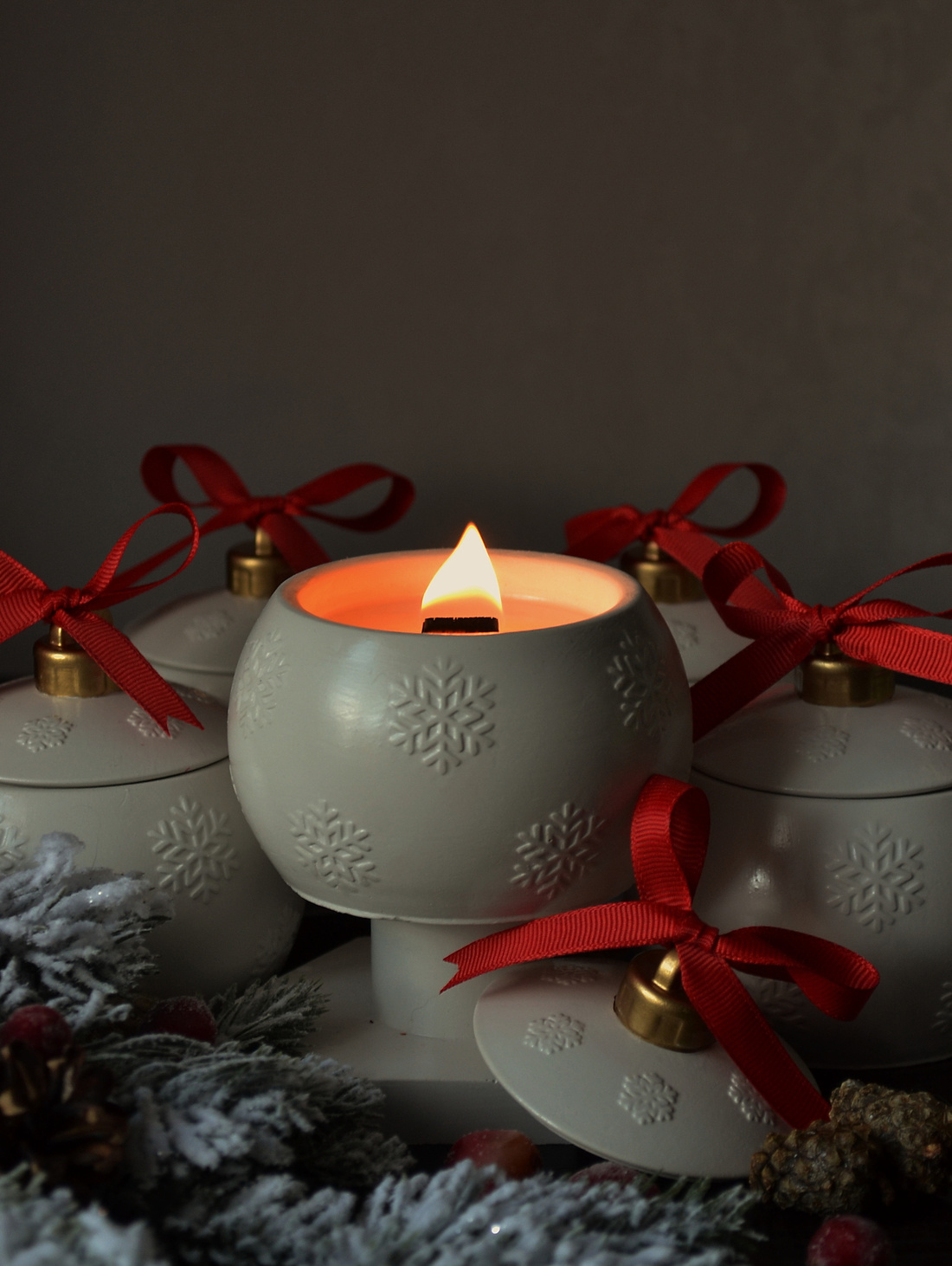 Ароматическая свеча Елочный шар "Зимний клюквенный лес" - фотография товара