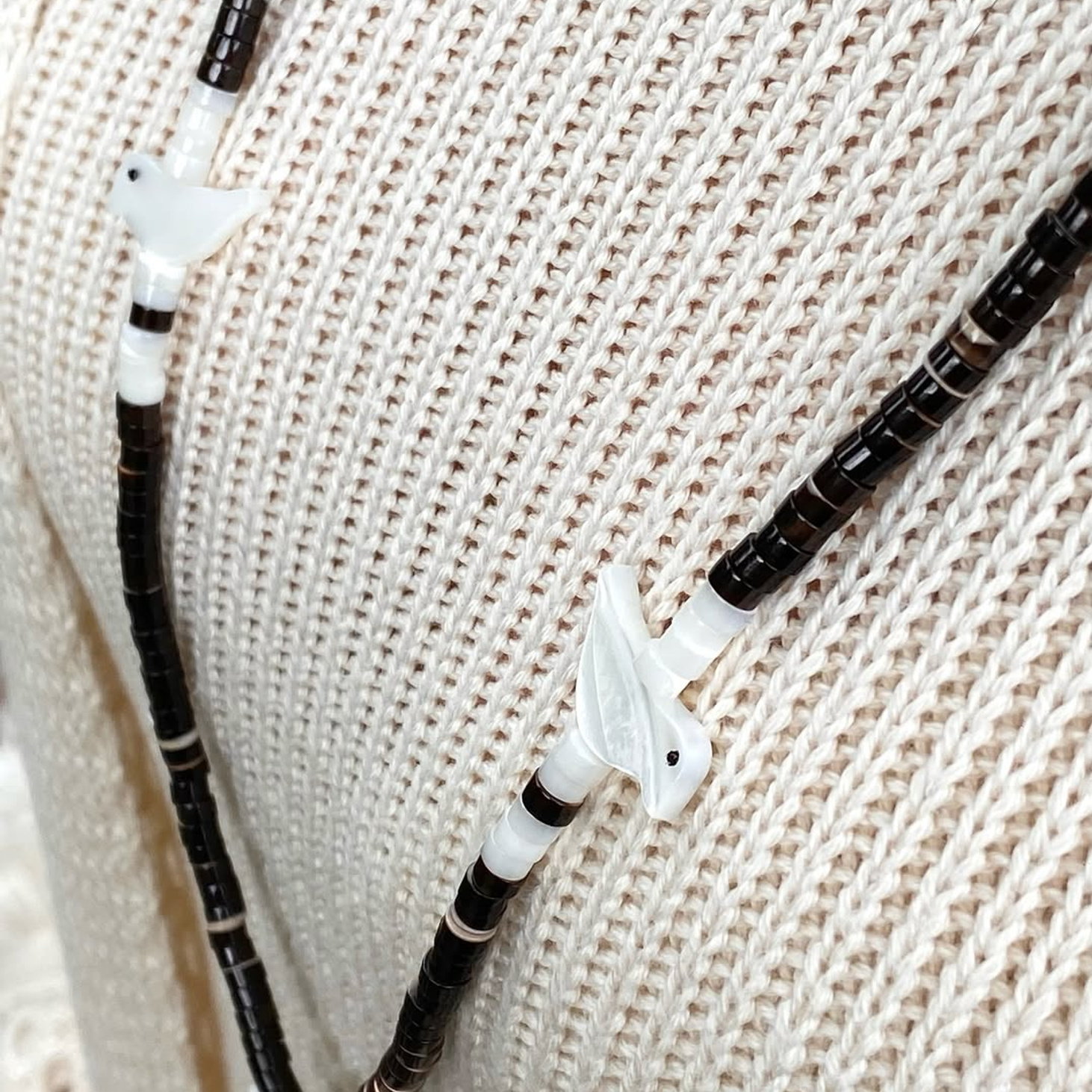 Колье с птичками из перламутра в этно стиле "Black" - фотография товара