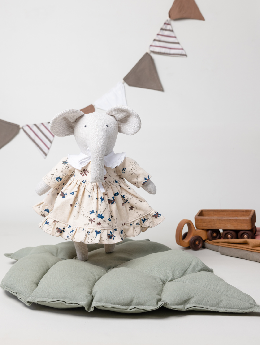 Cлон из льна в платье в синий цветочек - фотография товара