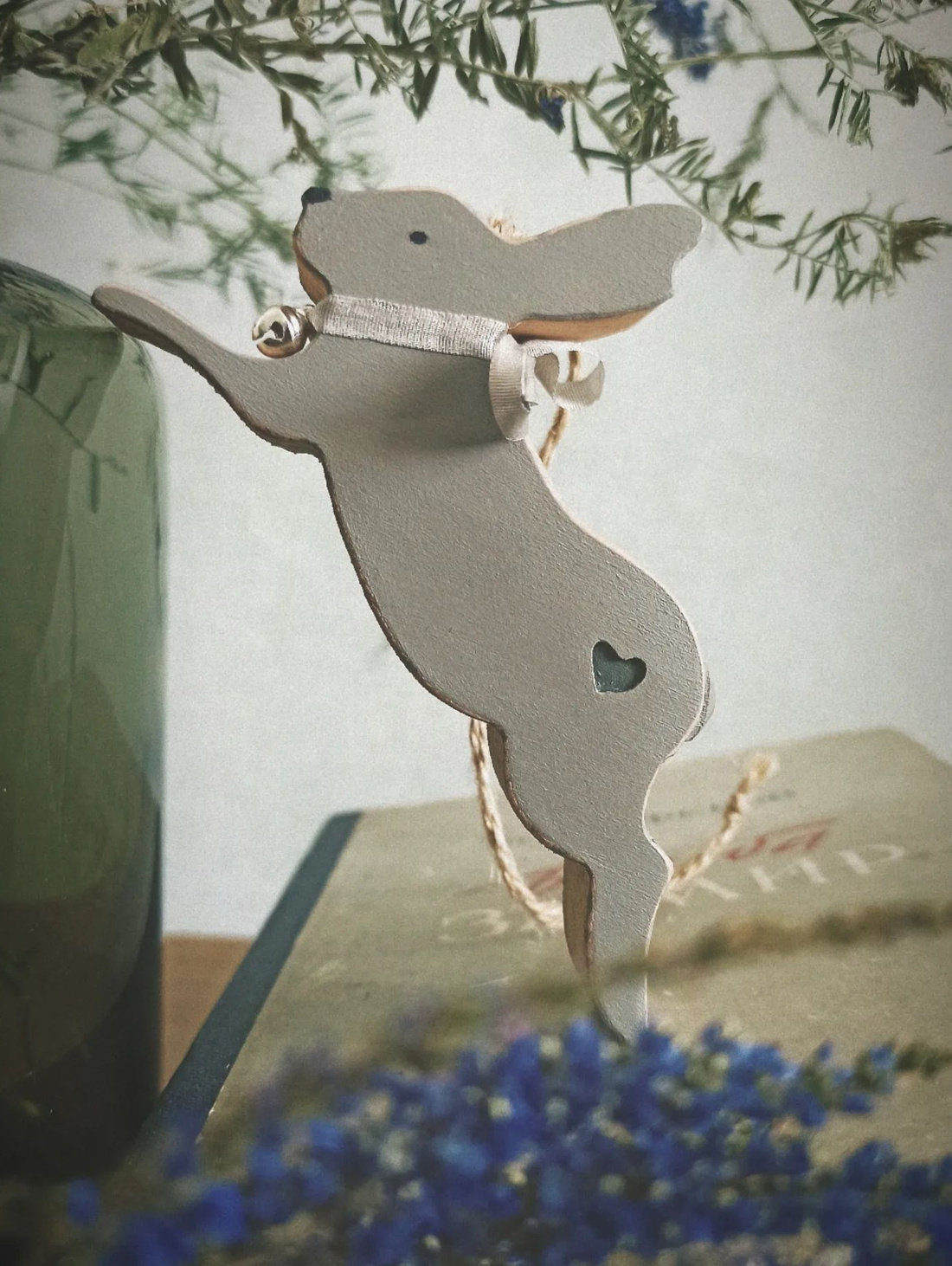 Елочная игрушка "Зайчики большие с вырезанным сердечком с двух сторон" - фотография товара