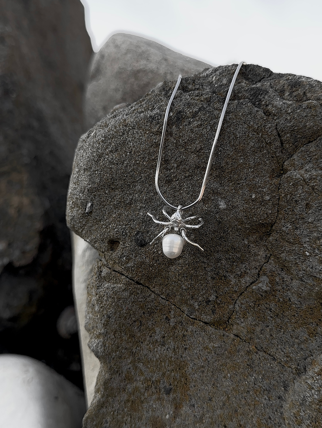 Подвеска "Паук" с жемчужным яйцом - фотография товара