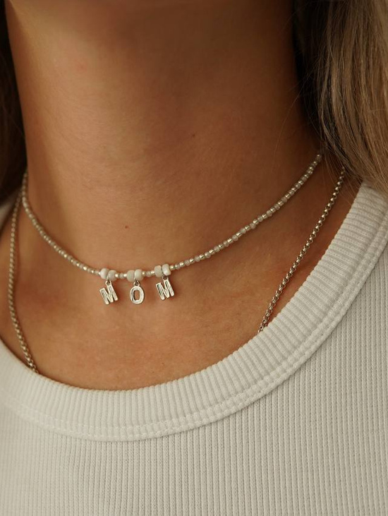 Чокер с буквами MOM