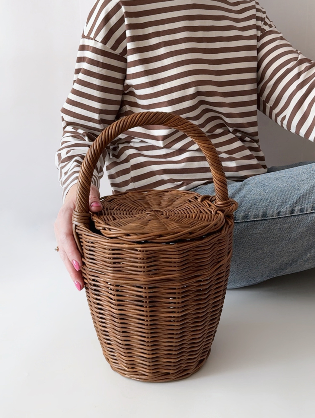 Плетёная корзина - сумка с крышкой - фотография товара