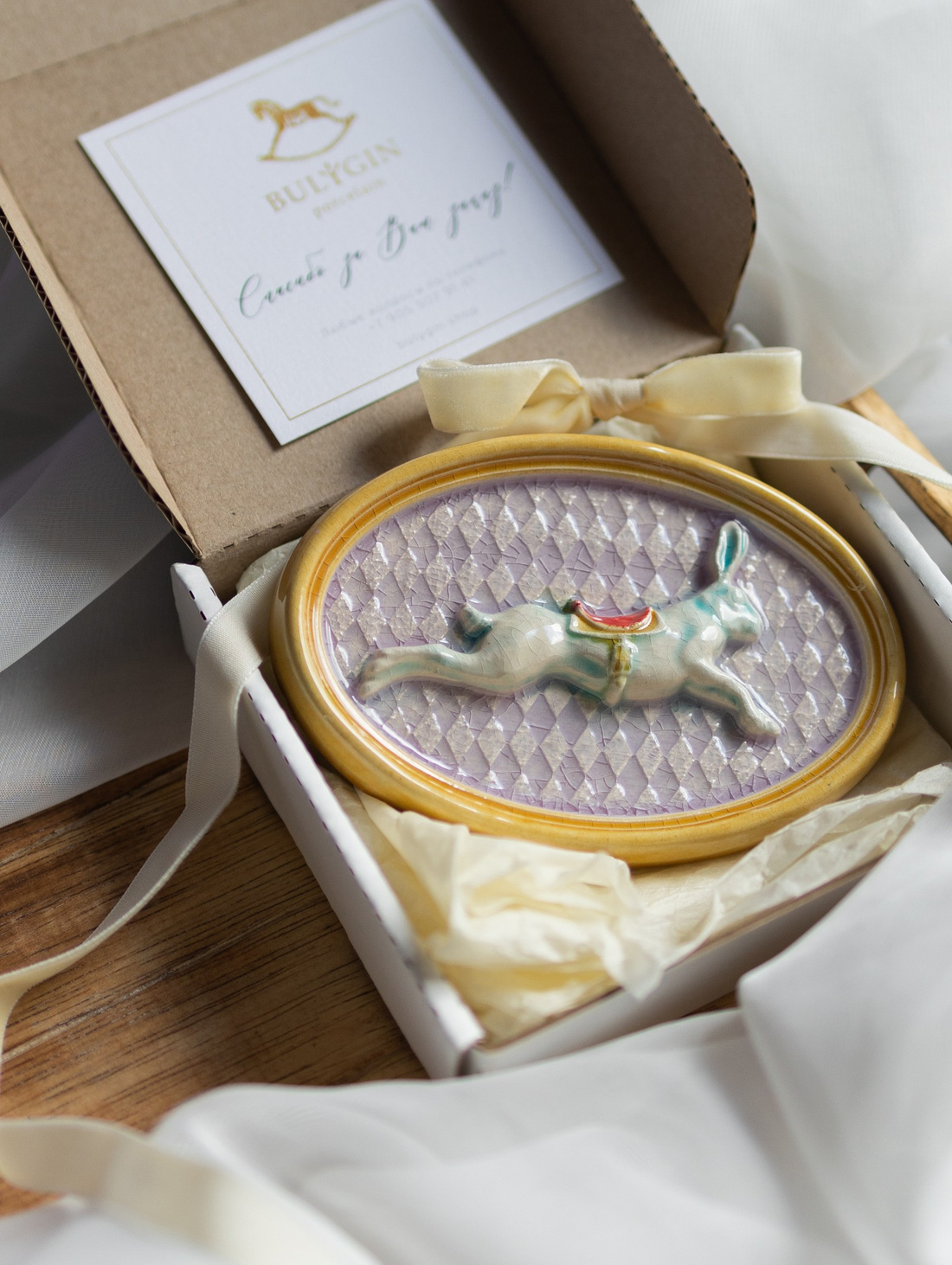 Изразец овальный "Зайчик на сиреневом фоне" - фотография товара