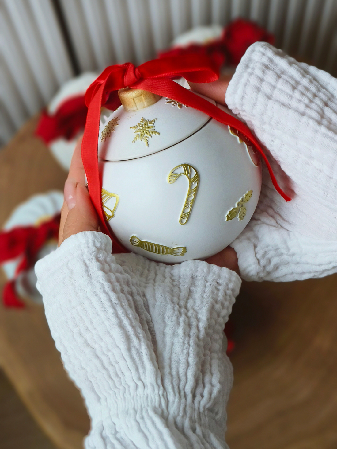 Свеча "Ёлочный шар" золотой с ароматом " кедр и шафран" - фотография товара