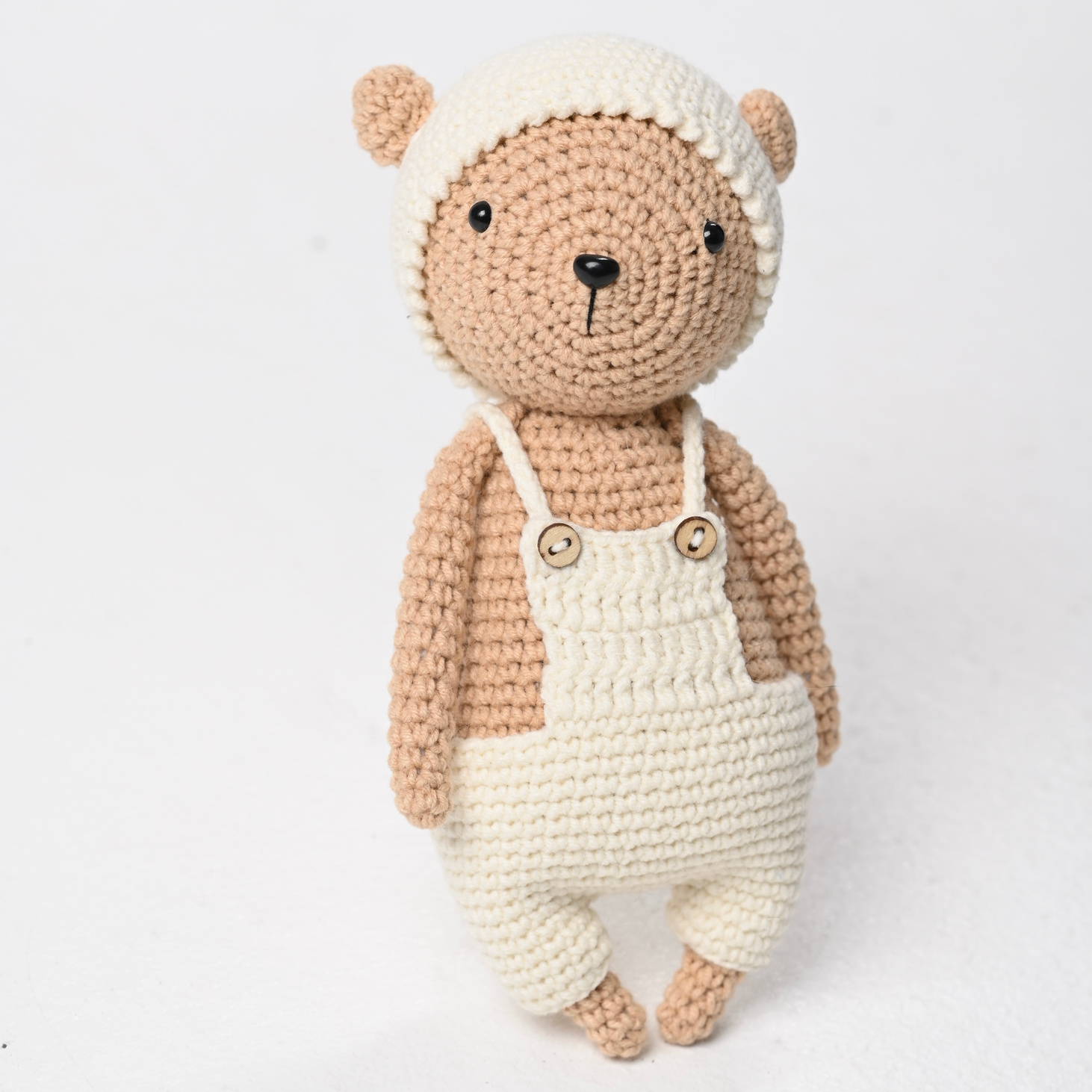 Игрушка "Медведь в белом из семейства зверят" - фотография товара