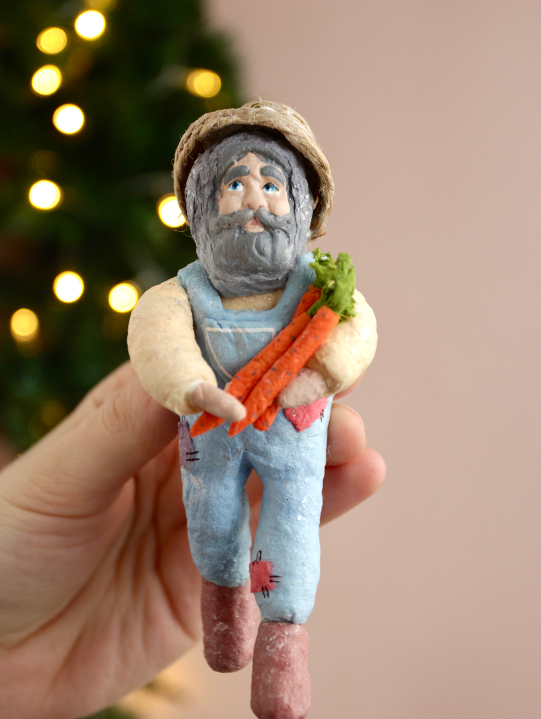 Ватная ёлочная игрушка "Фермер с морковками" - фотография товара