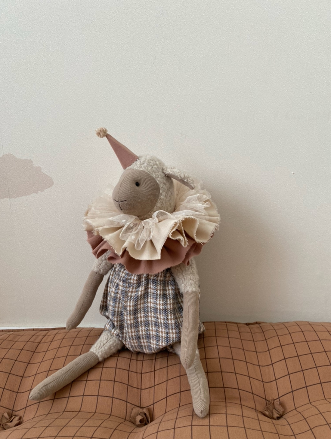 Мягкая игрушка "Барашек бежевый в клетчатом комбинезоне" - фотография товара