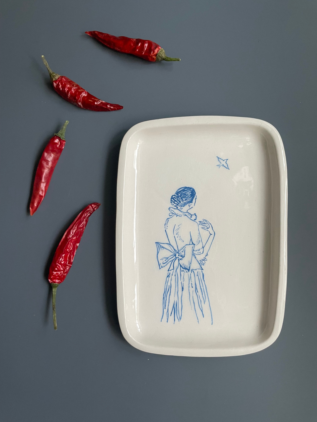 Блюдо керамическое "Задумалась" - фотография товара