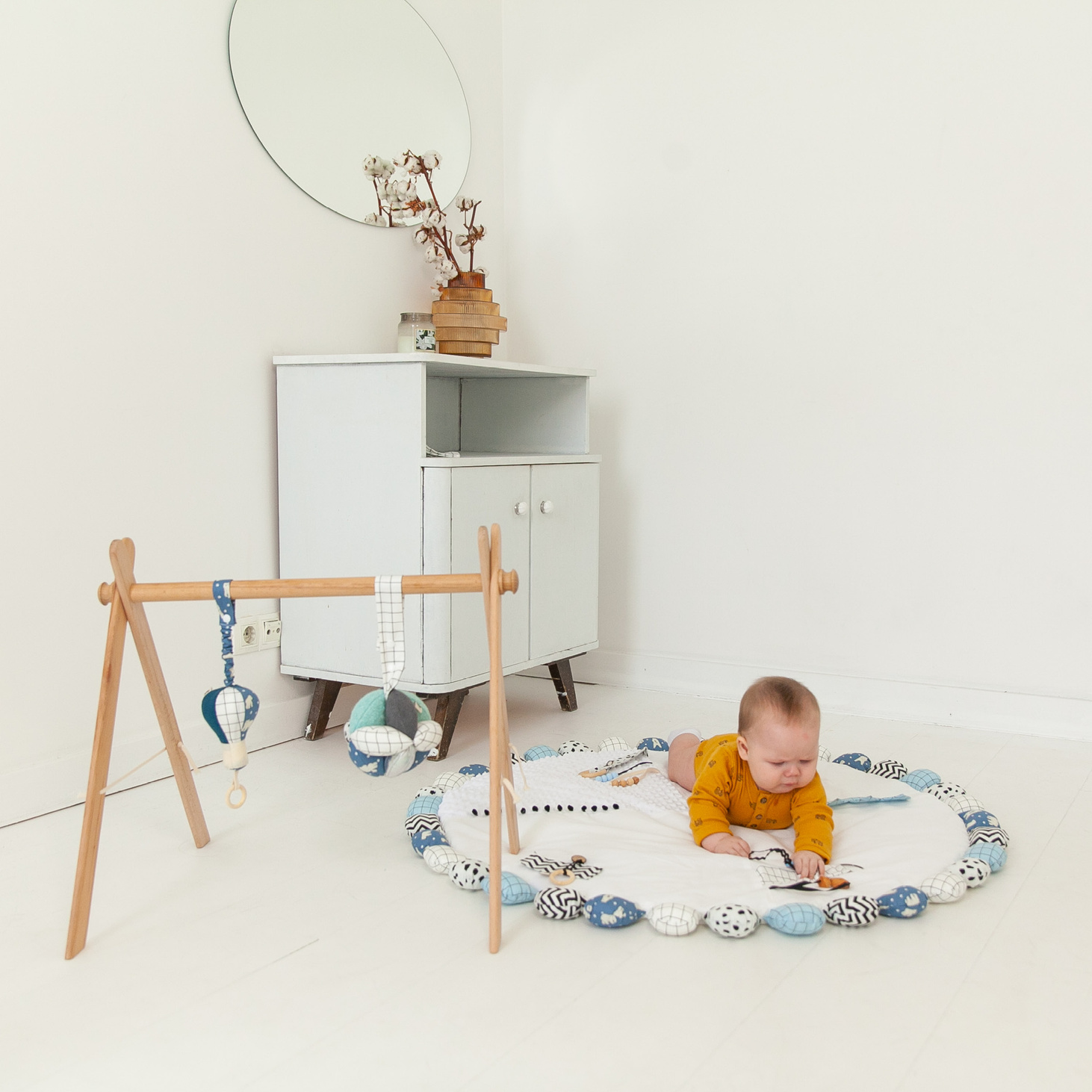 Развивающий коврик и тренажер с игрушками "Мишки на Севере" - фотография товара