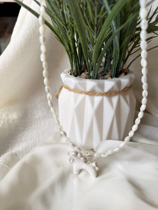 Колье-чокер из перламутра и керамики