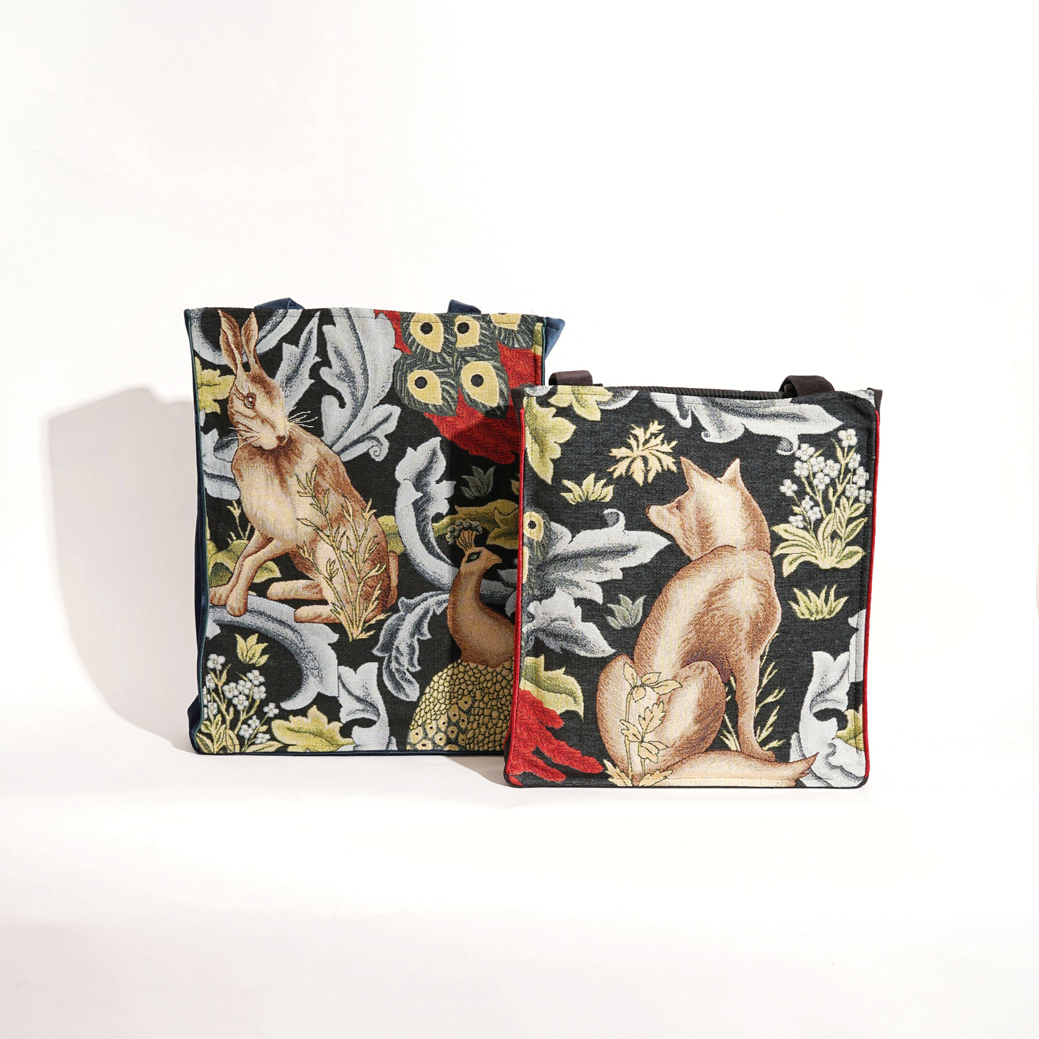 Сумка-тоут  из гобелена "Кролик и волк" - фотография товара