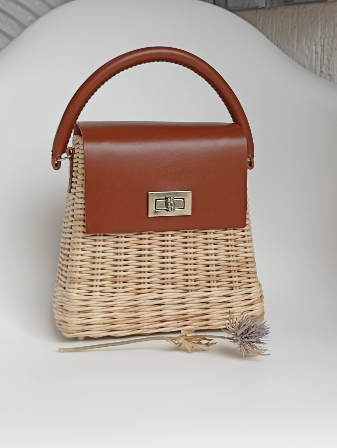 Женская плетеная сумка с кожаным клапаном - фотография товара