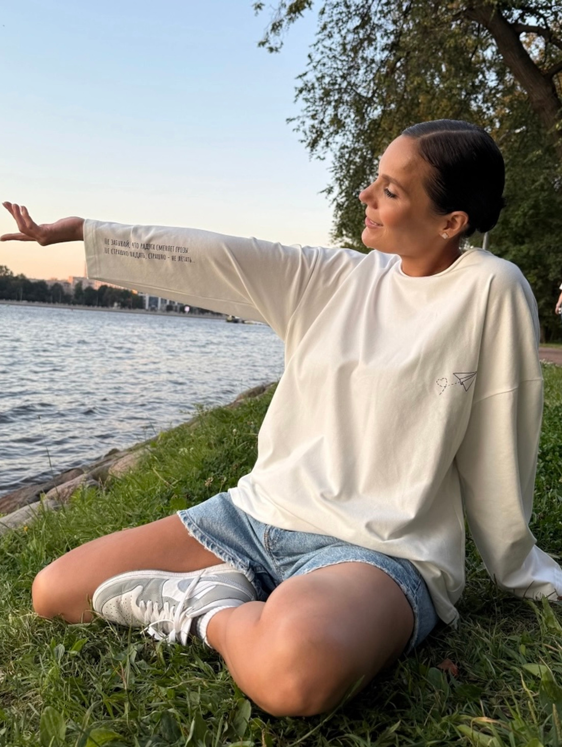 Лонгслив в молочном цвете «самолет» + шоппер - фотография товара