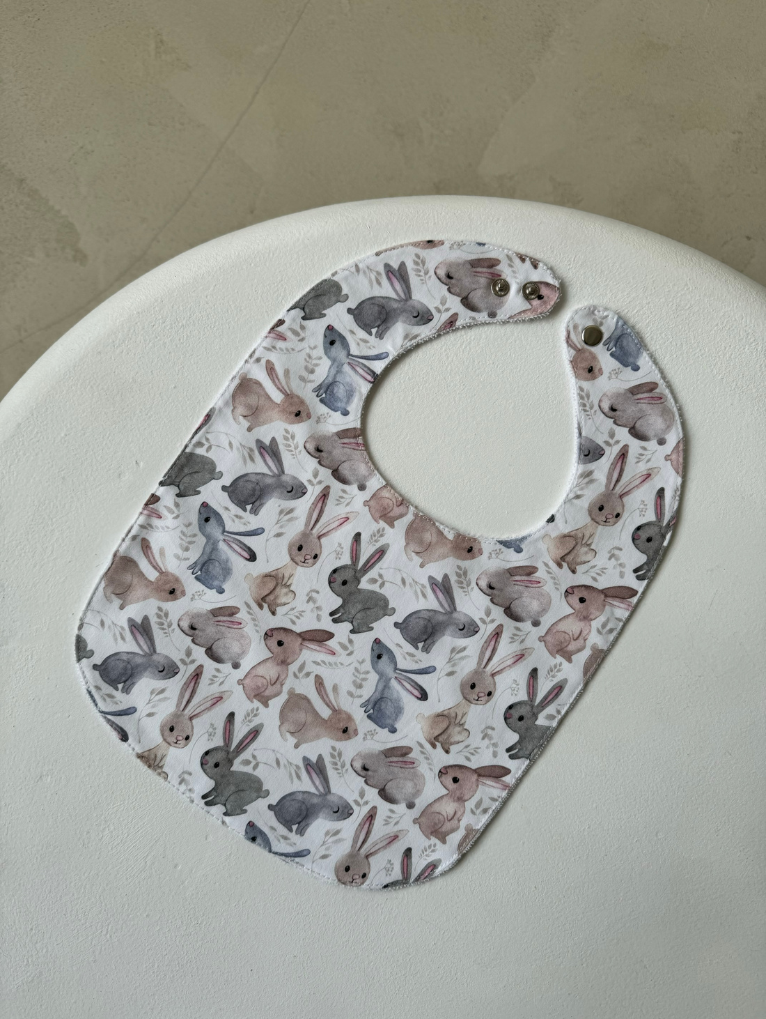 Непромокаемый слюнявчик «Зайки» - фотография товара