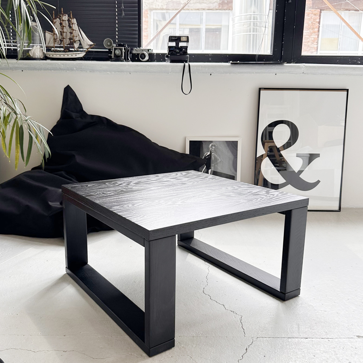 Журнальный столик "Frassino" из массива ясеня черный - фотография товара