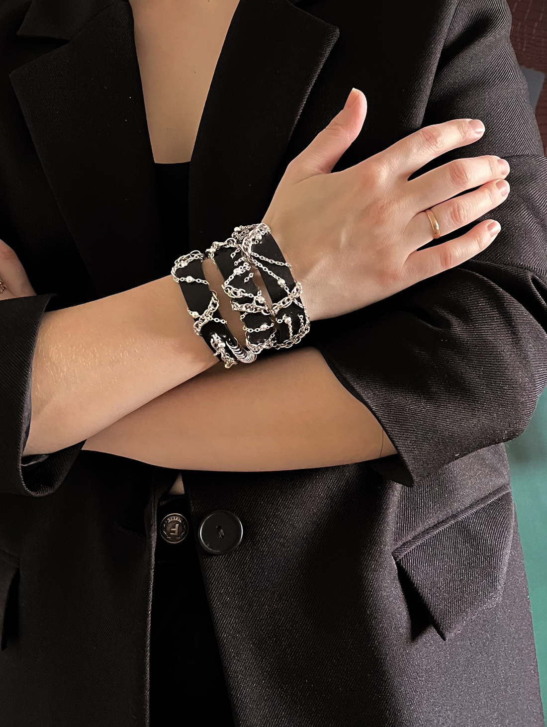 Кожаный браслет с цепями - фотография товара