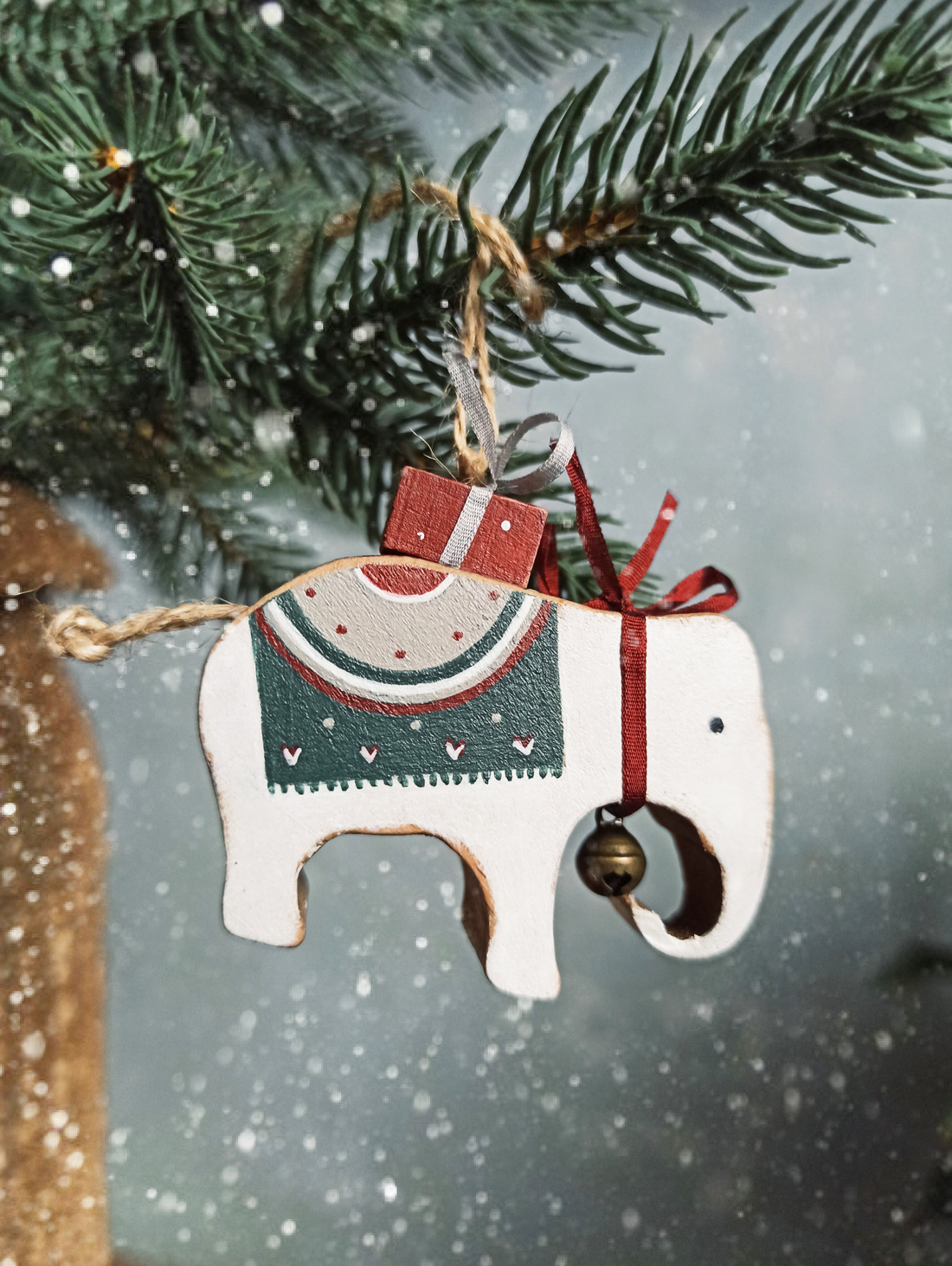 Елочная игрушка "Слоник малый с подарком" - фотография товара