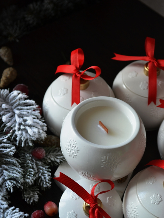 Ароматическая свеча Елочный шар "Зимний клюквенный лес"