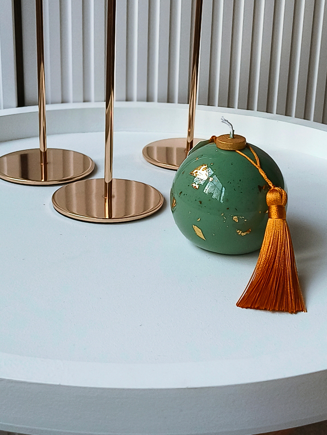 Свеча "Новогодний керамический шар" зеленый - фотография товара