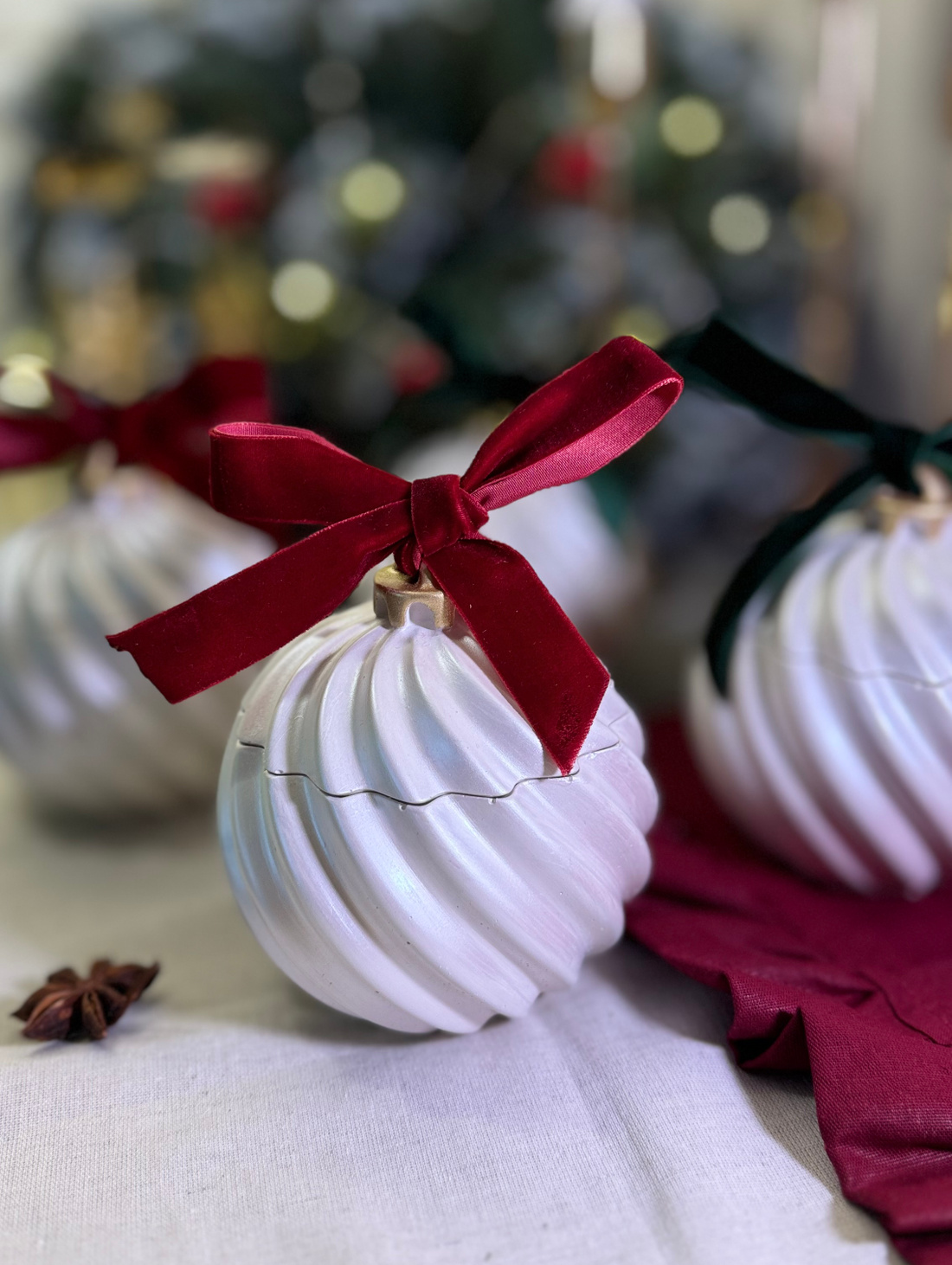 Свеча в гипсовом подсвечники «Новогодний шар» - фотография товара