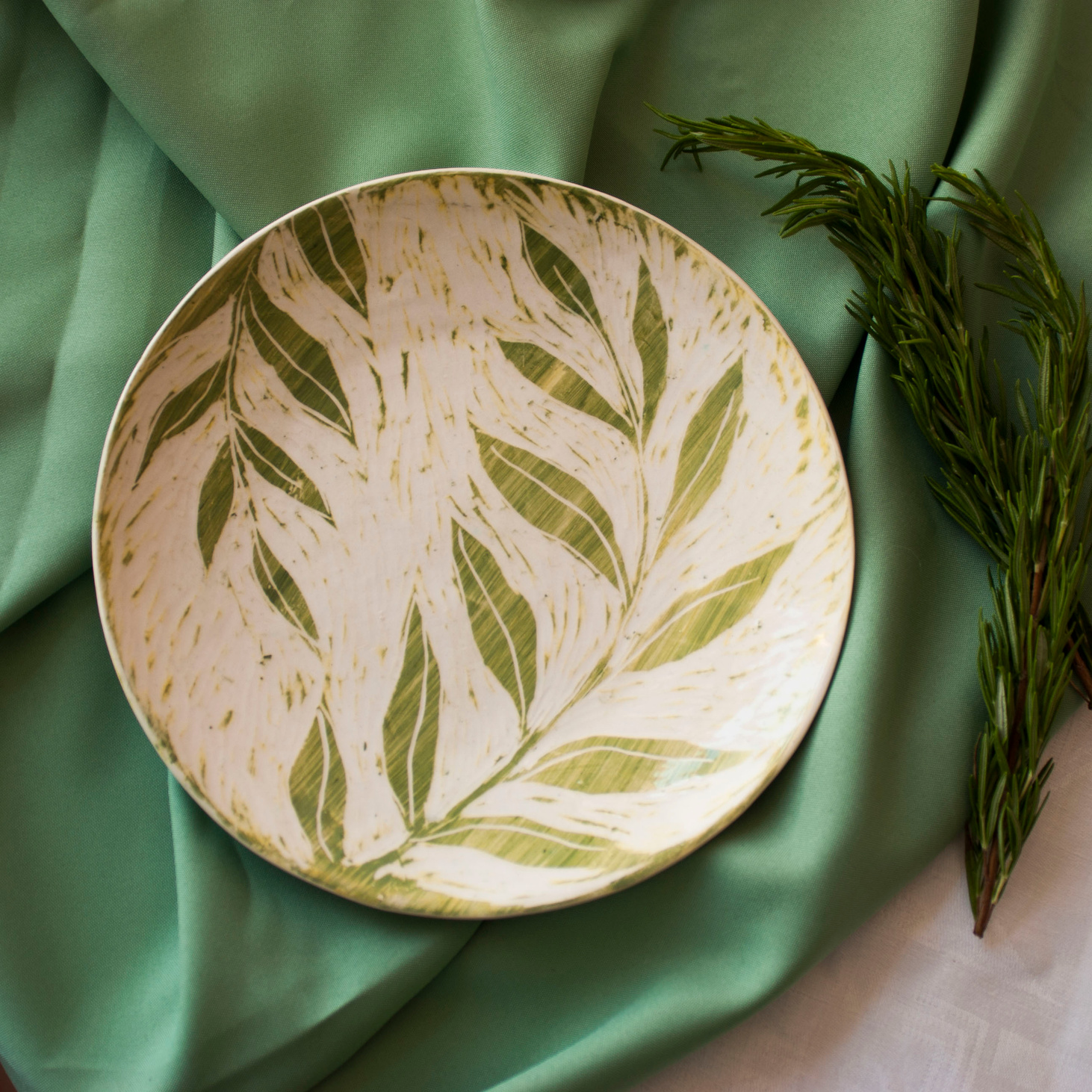 Тарелка с травами светло-зеленая - фотография товара