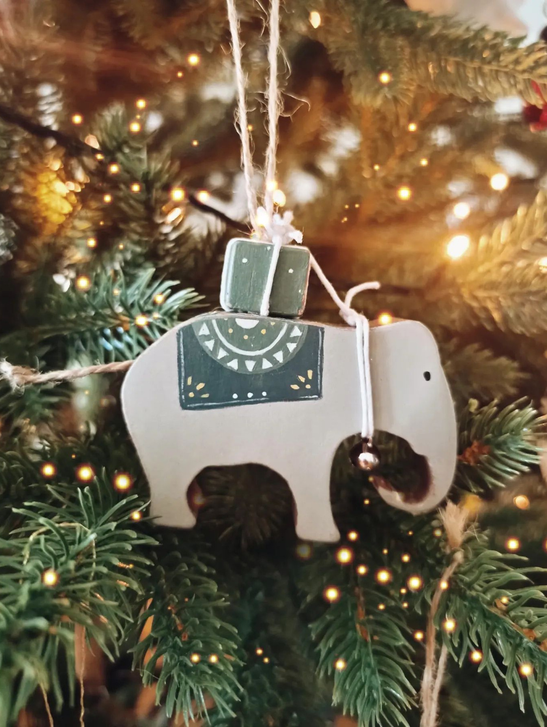 Елочная игрушка "Слоник большой с подарком" - фотография товара