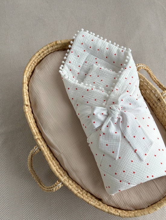 Комплект на выписку из муслина "Красные сердечки" с комбинезоном