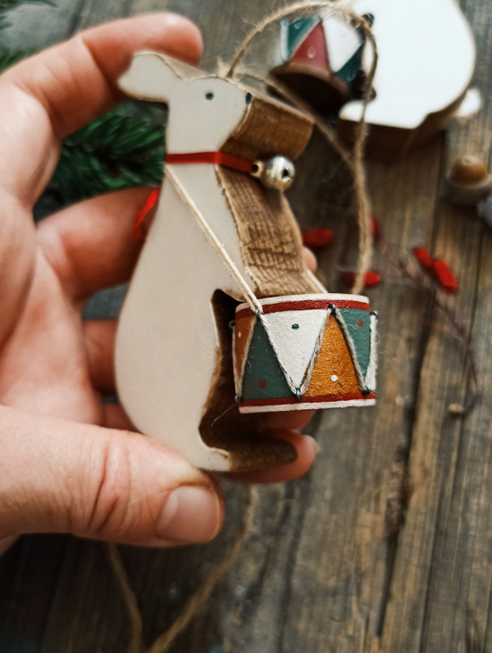 Ёлочная игрушка "Заяц с барабаном"