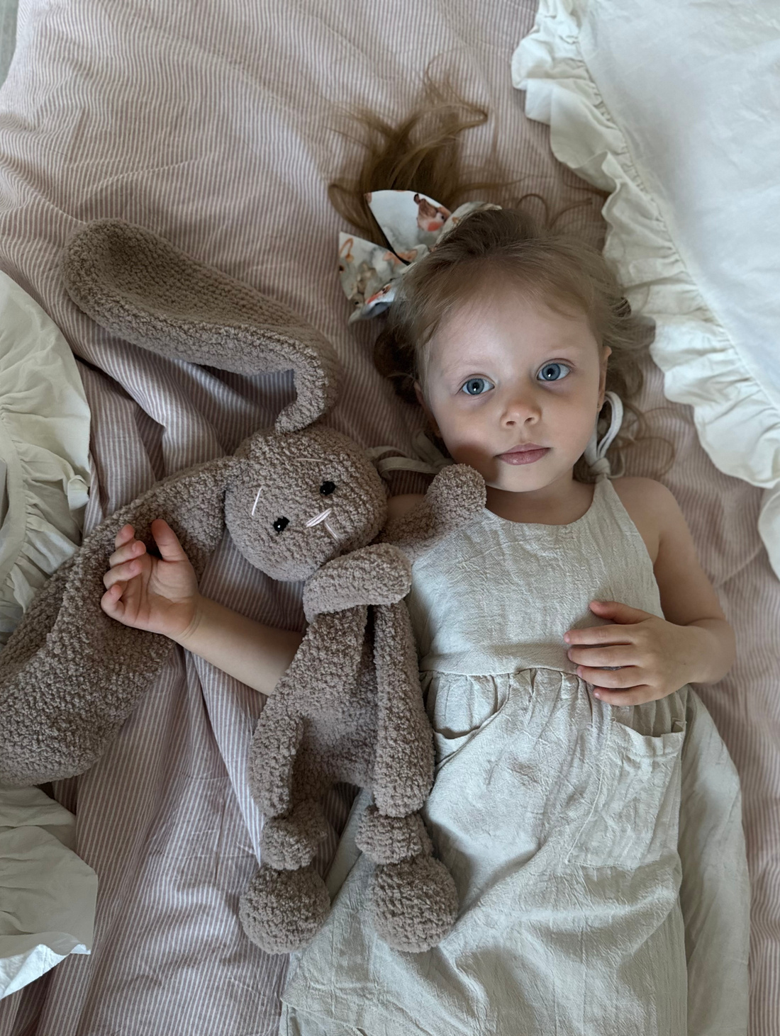 Игрушка-комфортер "Зайчик" в темно сером оттенке - фотография товара