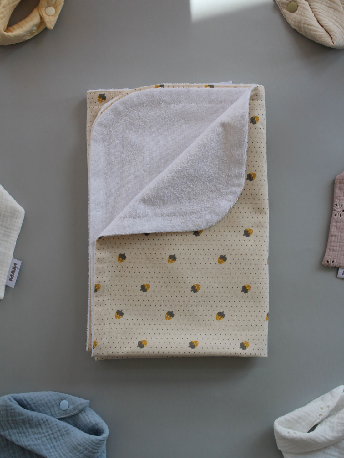 Непромокаемая пеленка «Клубника» - фотография товара