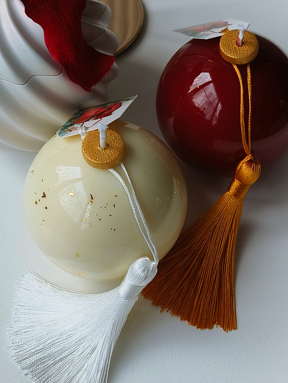 Свеча "Новогодний керамический шар" слоновая кость - фотография товара