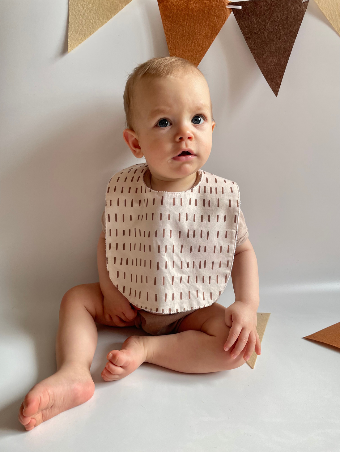 Непромокаемый слюнявчик «Штрих беж» - фотография товара