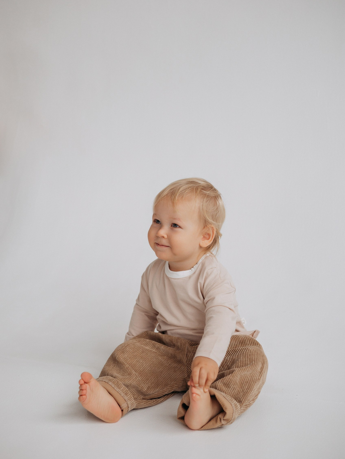 Вельветовые штанишки в песочном цвете - фотография товара