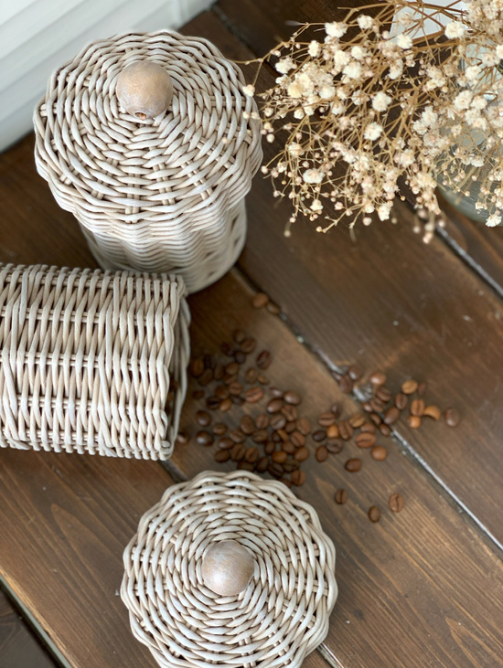 Плетёная корзина с крышкой