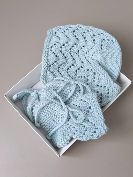 Комплект на выписку для мальчика - чепчик и пинетки