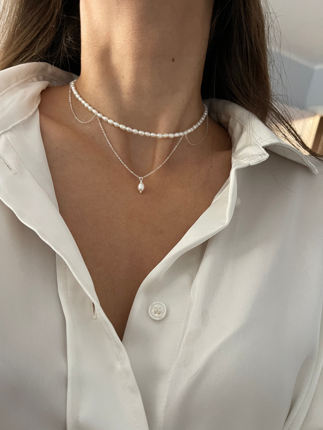 Колье  из жемчужной нити с подвеской из серебряной цепочки - фотография товара