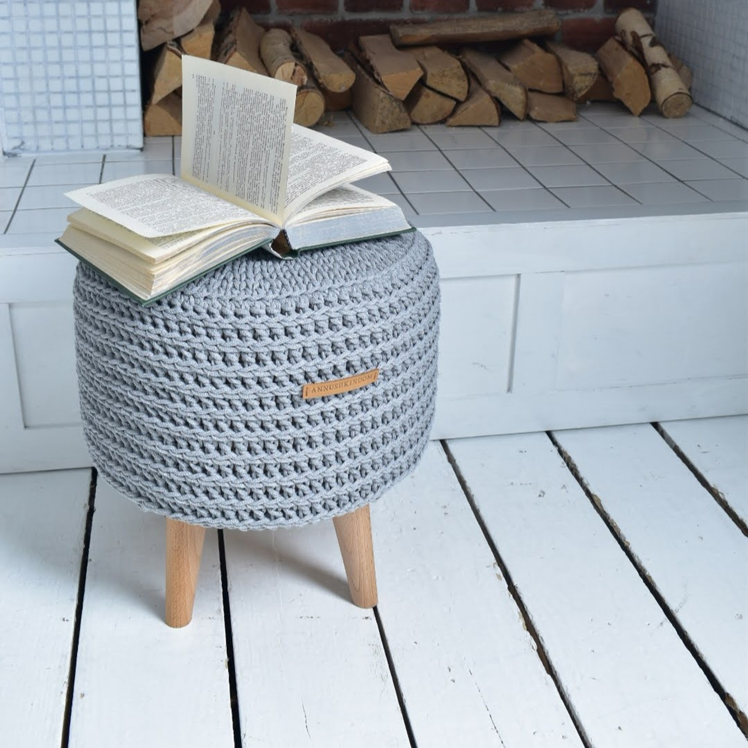 Пуф на деревянных ножках - фотография товара