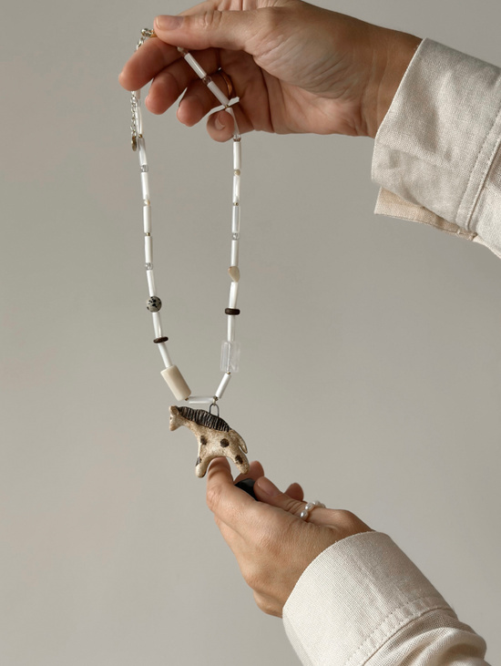 Колье «Жираф» с подвеской из керамики