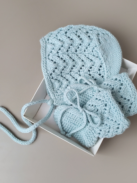 Комплект на выписку для мальчика - чепчик и пинетки