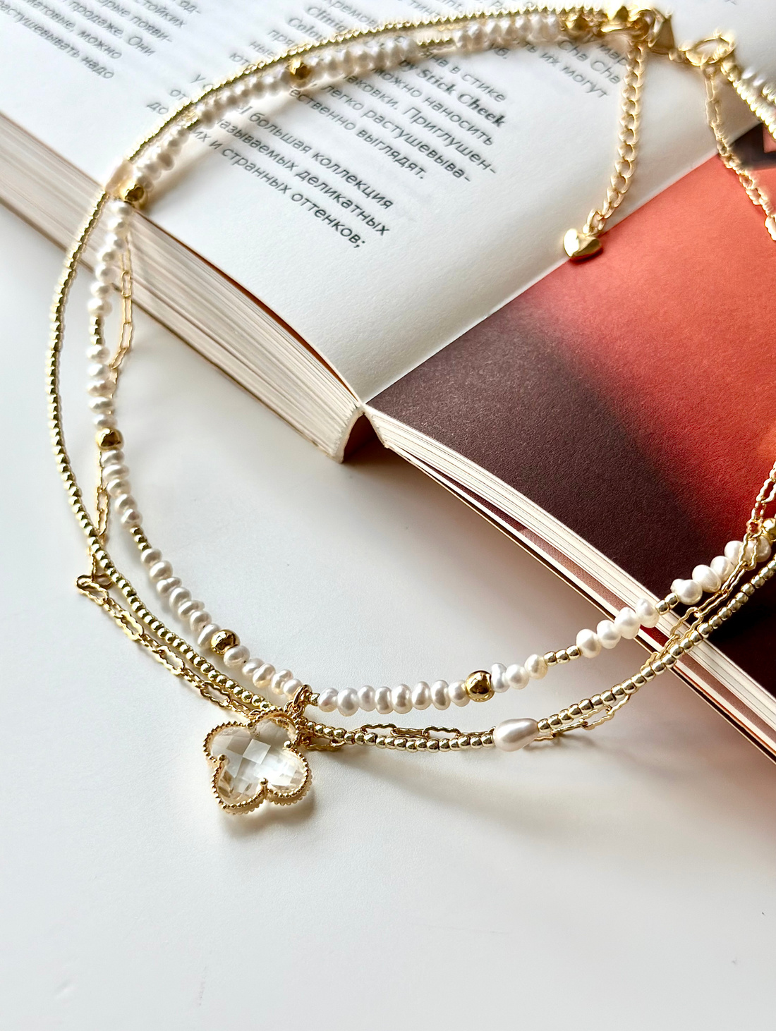 Колье Изгиб бедра молодой девушки - фотография товара