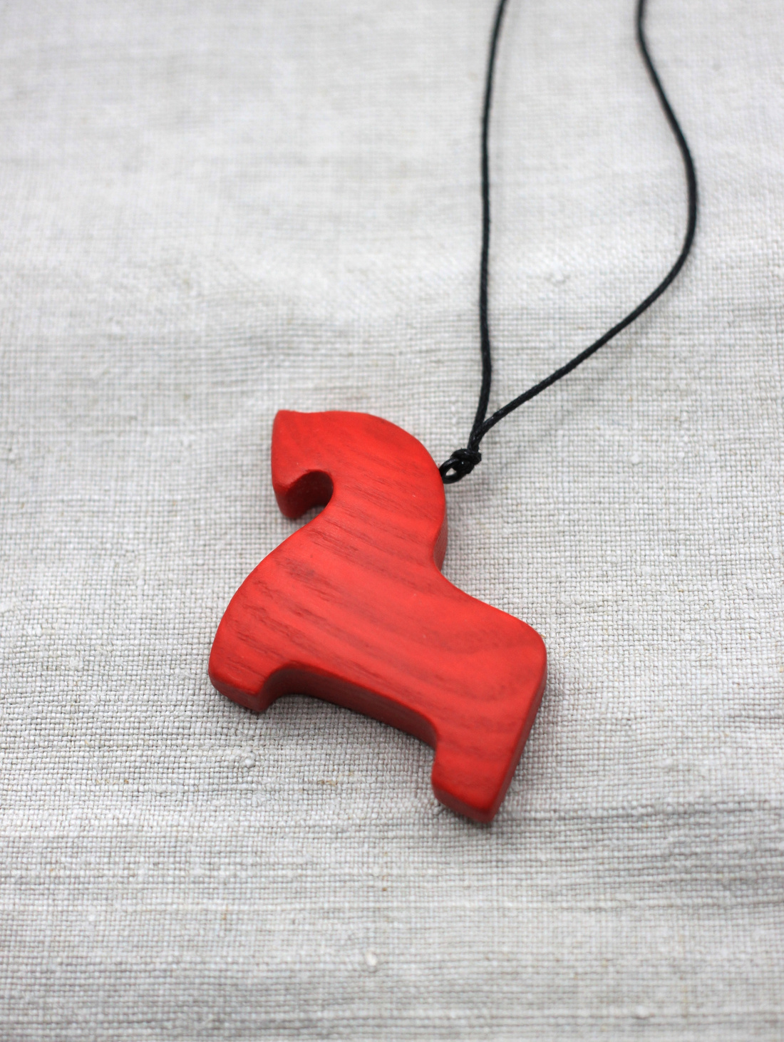 Кулон деревянный "Конь красный" - фотография товара