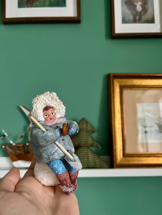 Ватная ёлочная игрушка "Мальчик с лопатой"