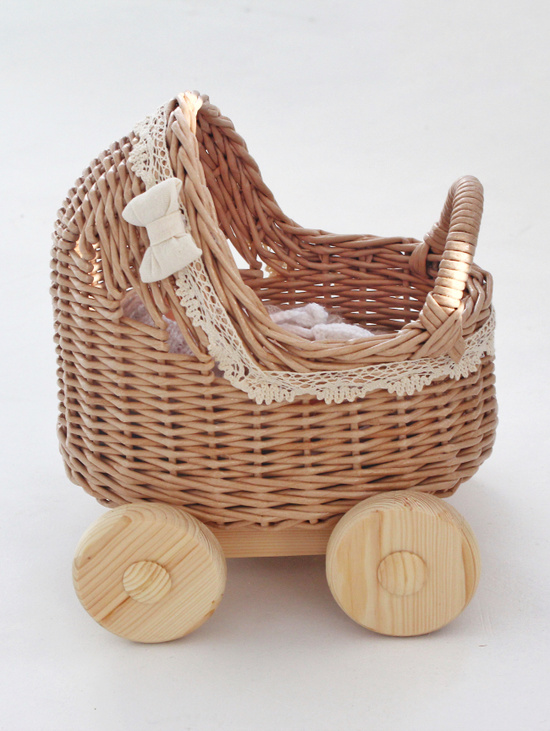 Плетеная коляска для кукол 23 см с постелькой