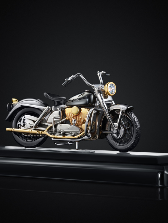 Серебряная модель мотоцикла Harley Davidson