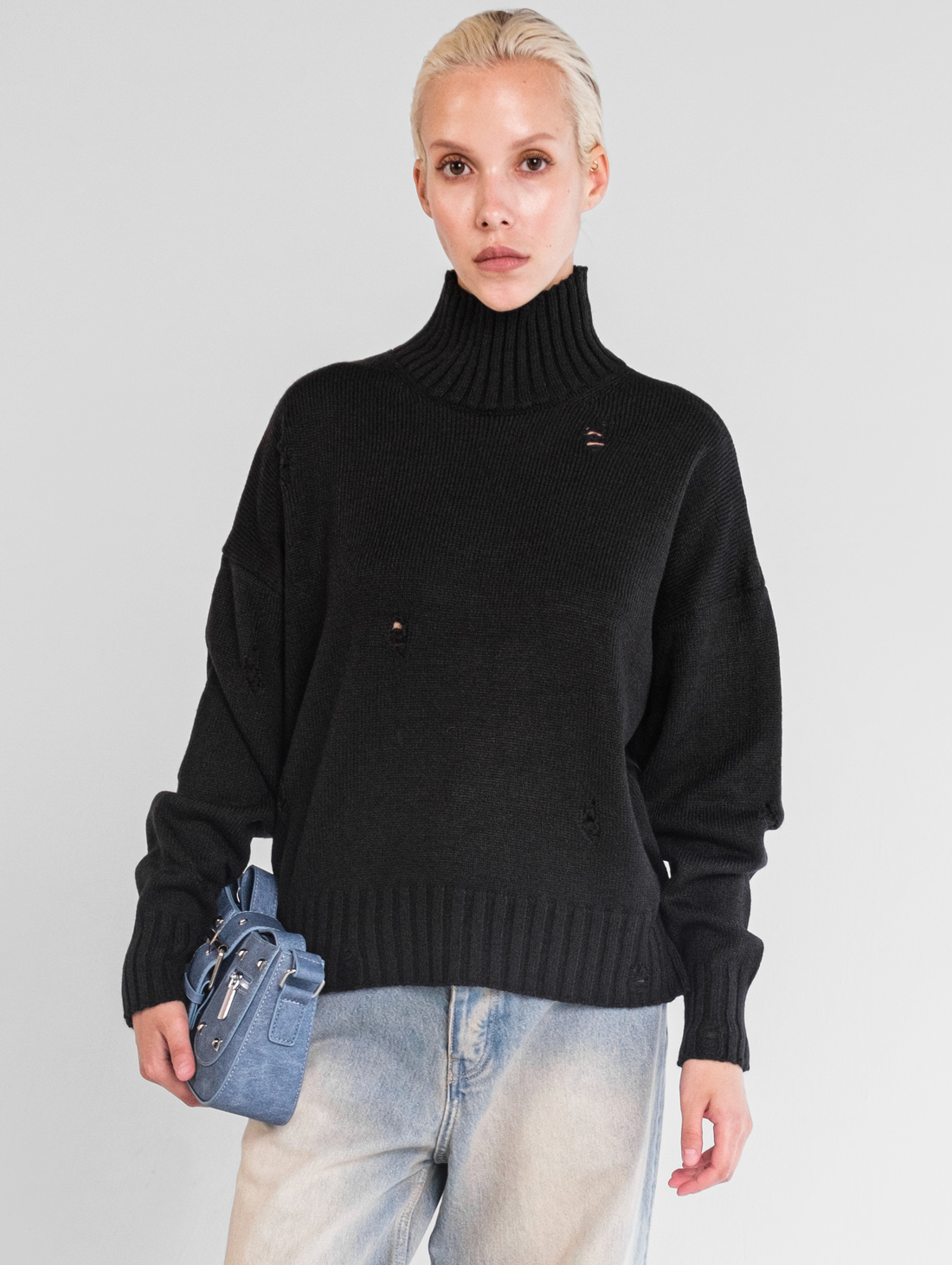 Чёрный свитер укороченный с эффектом порванности - фотография товара