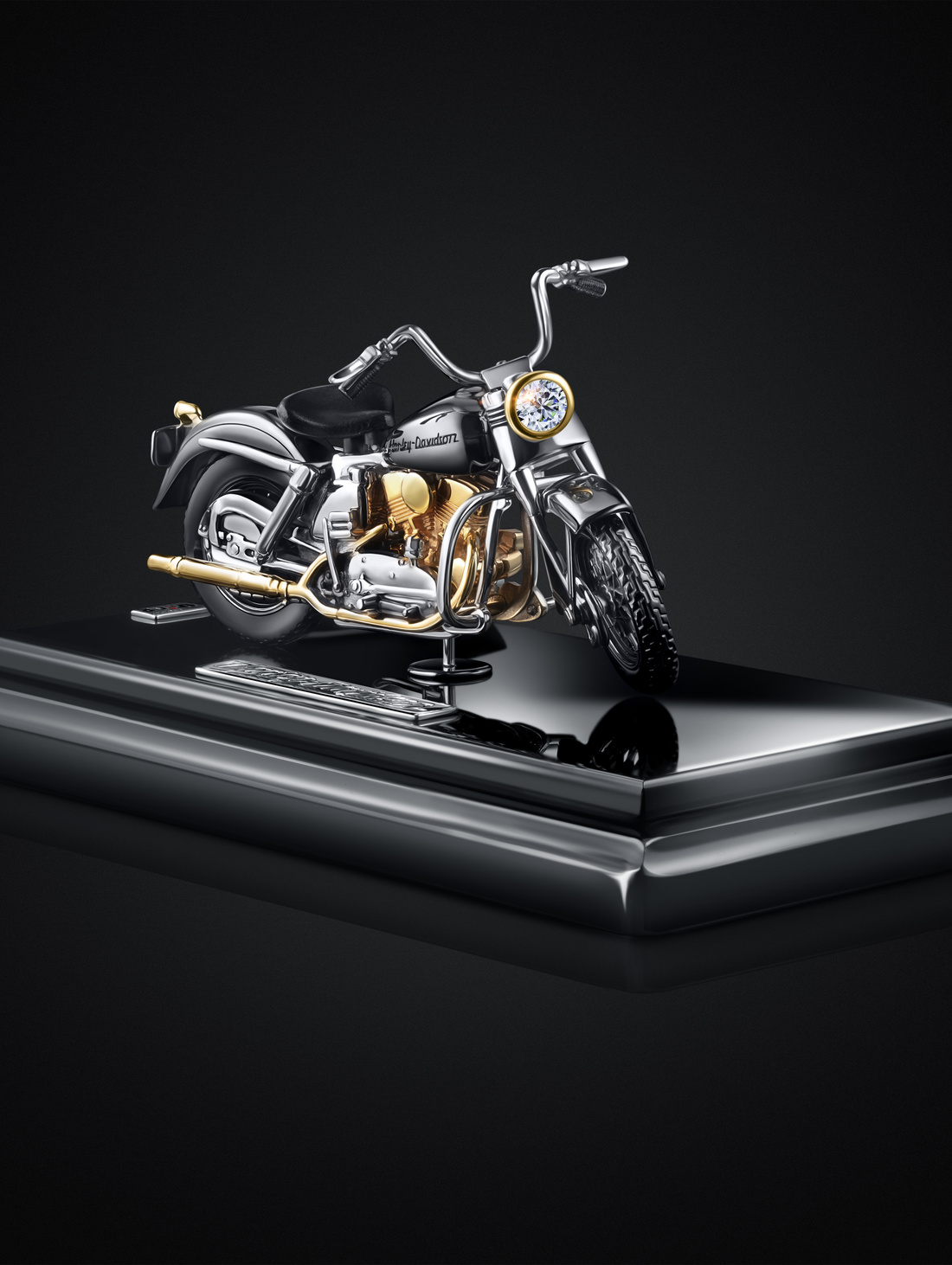 Серебряная модель мотоцикла Harley Davidson - фотография товара