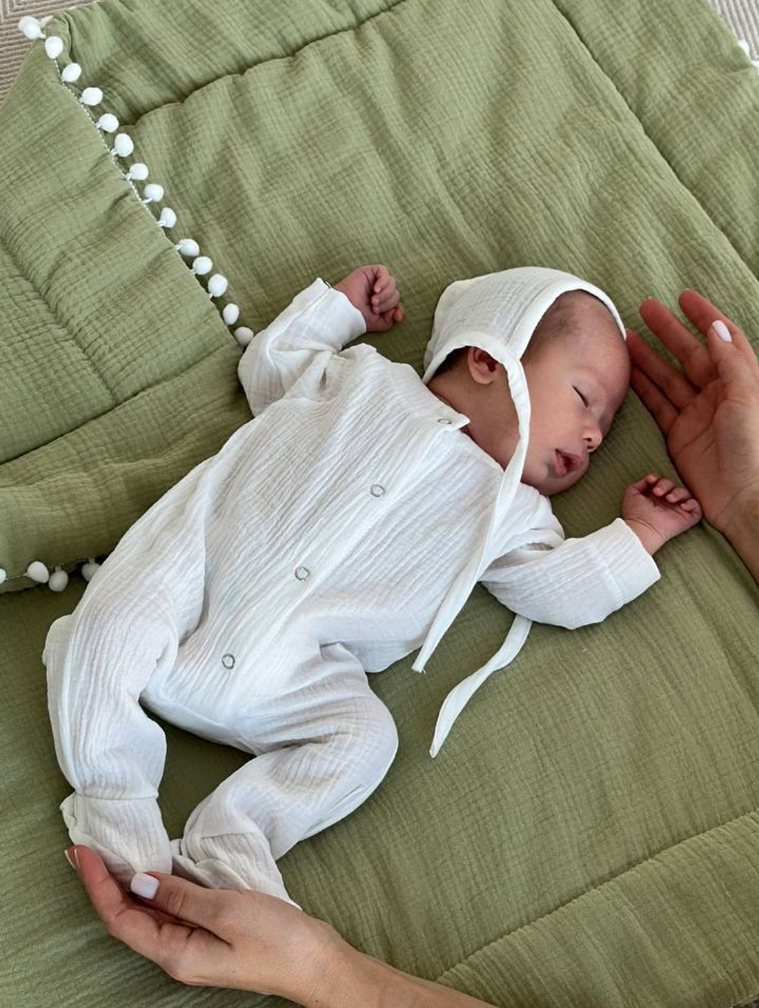 Комплект на выписку из муслина "Оливковый" с комбинезоном - фотография товара