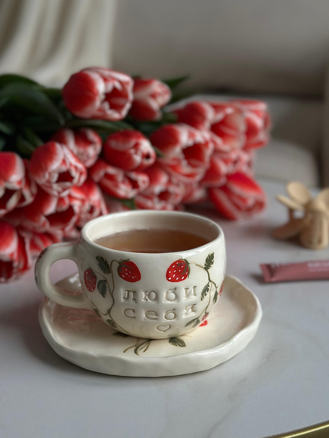 Керамическая чайная пара «ЛЮБИ СЕБЯ» с клубникой - фотография товара