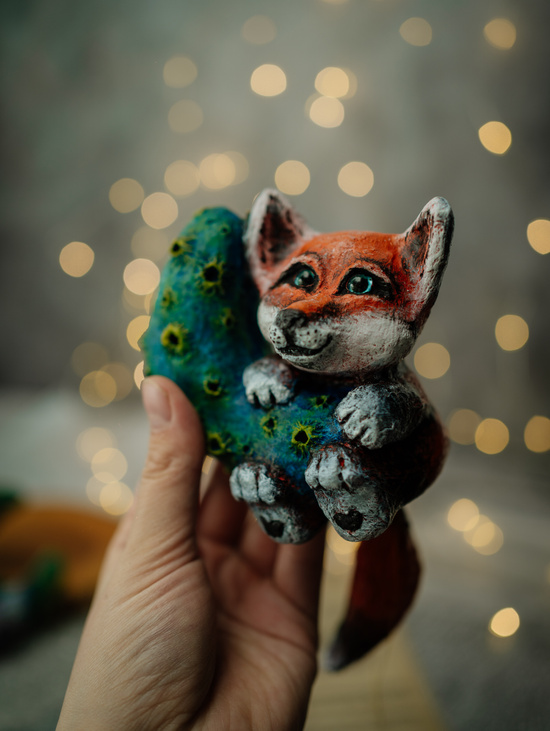 Елочная игрушка "Лиса на луне с болтающимся хвостиком"